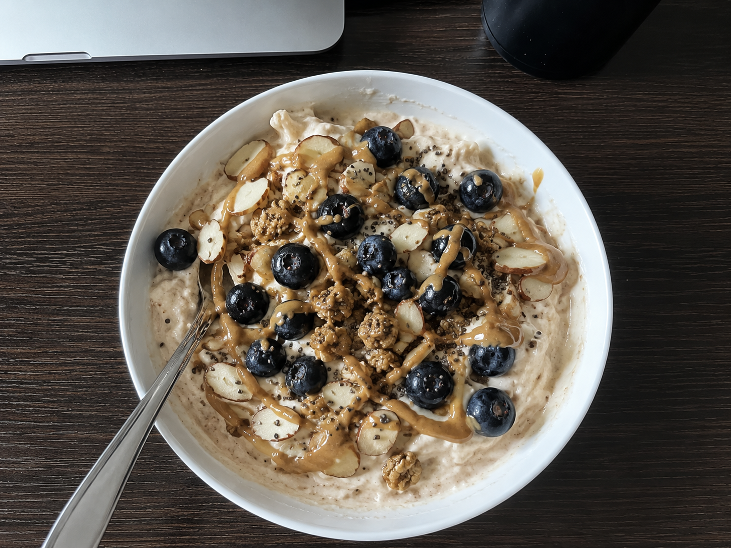 Blueberry almond Greek yogurt protein bowl with blueberries, sliced almonds, and a creamy yogurt base.