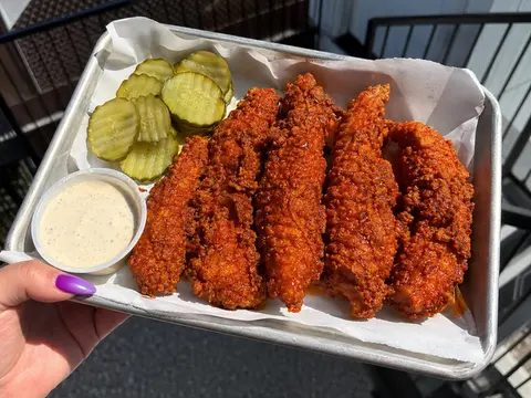 Crispy Nashville Hot Chicken Tenders with spicy seasoned coating, pickles, and a golden crunchy texture.