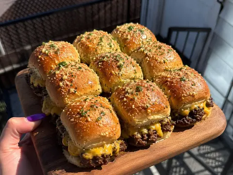 Garlic Parmesan Cheeseburger Sliders with soft buns, seasoned beef, melted cheese, garlic butter, and parmesan.
